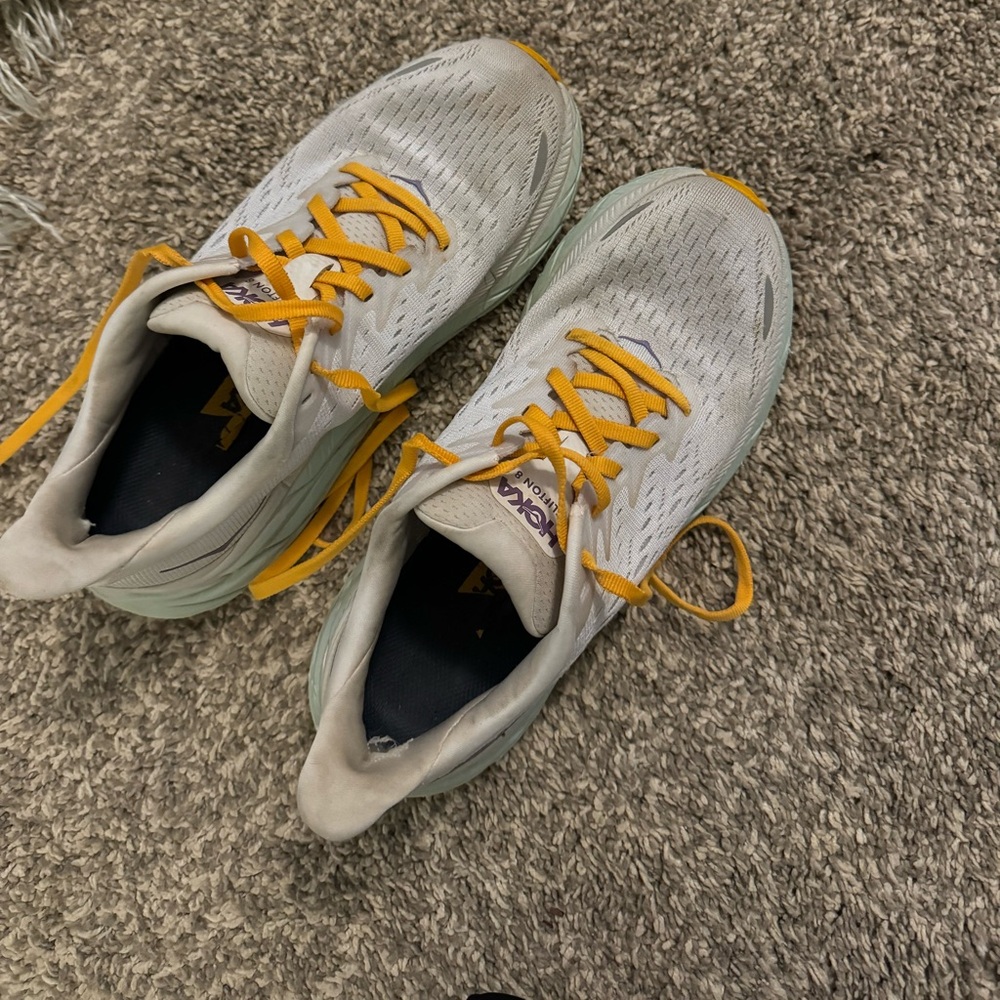Women’s Cliffton hokas size 6.5
